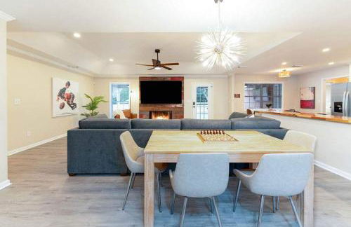 15 Min to UA Private Heated Pool Huge Yard Luxe Master - Foto 8