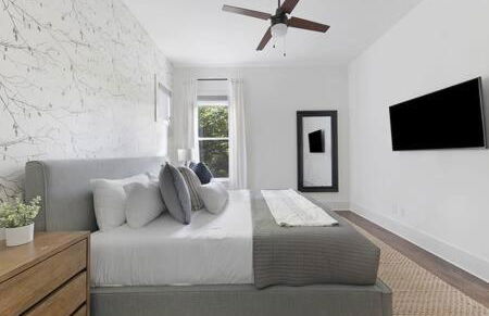 The Maple House - Huge Backyard & Mins to Broadway - Foto 10