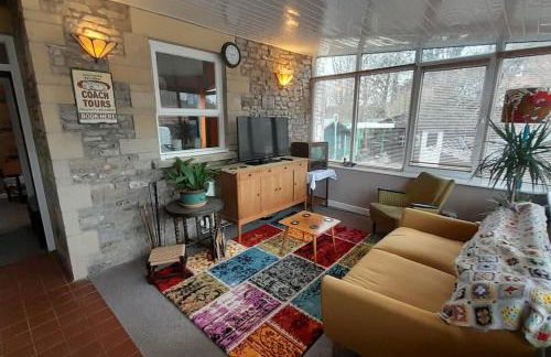 Quirky mid century themed holiday home - Photo 1