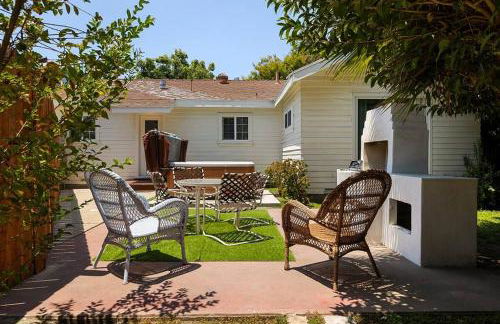 1970s Style Cozy Home with Fireplace Yard and Hot Tub - Foto 12