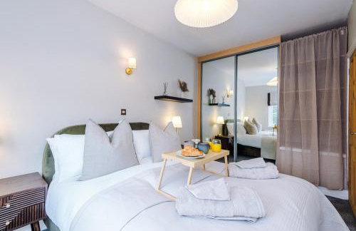 Cosy 3-Bed, Sleeps 5, Free Parking, Long and Short Stays - Photo 2