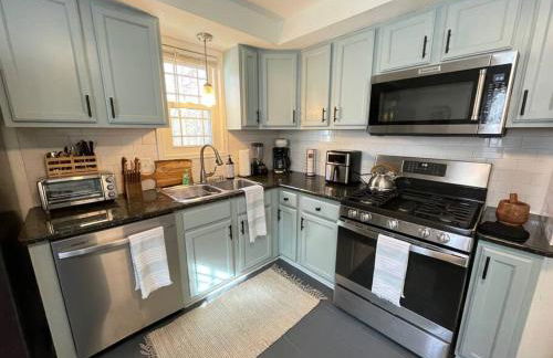 New! Cozy 4-bedroom w/ free parking. Dogs welcome! - Foto 9