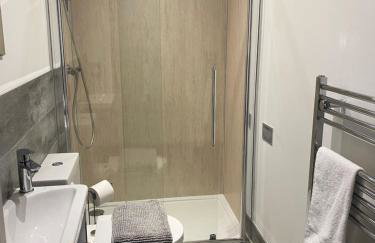 POPPY LUXURY LODGE Sleeps 8 at Fairview Farm, Ravenshead, Nottingham Near Sherwood Forest, Dog Friendly, Farm Stay great for wedding groups, families, Hen Do's, friends gatherings with amazing views - Foto 8