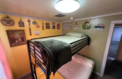 EZ 1 mile to Fort Sill! Pumpkin Cottage sleeps 9, grills, firepit, laundry - Foto 15