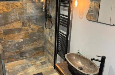 Luxury Spa Cabin with Outdoor Bath, Sauna & Fireplace - Foto 42