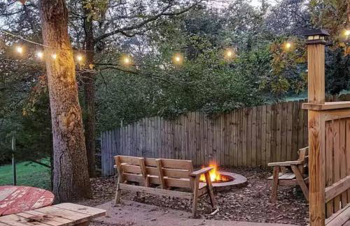 Couples Escape: Cozy Lakeside Cabin by the Marina - Holiday Home - Photo 5