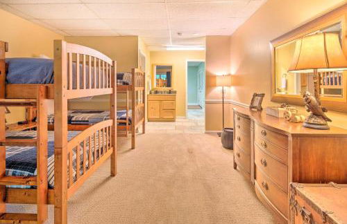 Deck with Fireplace Pet-Friendly Lake Lure Retreat - Foto 31