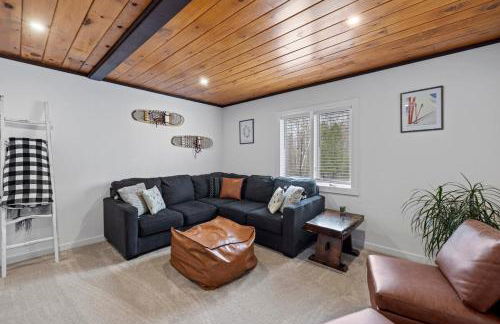 Cozy 3BR Retreat in Downtown Bethlehem - Hot Tub, Trails, Near Ski & Hike - Photo 14