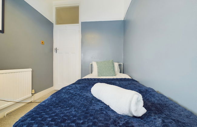 Seaside Haven Retreat in Southend - Photo 6