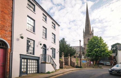 Montague House Town Centre sleeps up to 12 guests - Photo 1