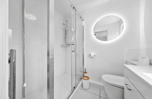 4 Bedroom House by Homestyles Hosts - Short Lets and Serviced Accommodation Islington - Private En-Suite - Foto 47