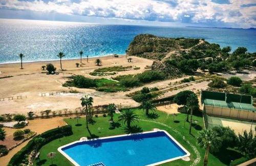 Top-Floor Beachfront Apartment with Parking, Pool, & Spacious Sea-View Balcony - Photo 1