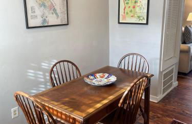 HISTORIC DOWNTOWN KING BED COTTAGE- PARKING and PATIO - Foto 31