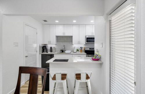 Arlington Entertainment District Home Green & White Door - Foto 28