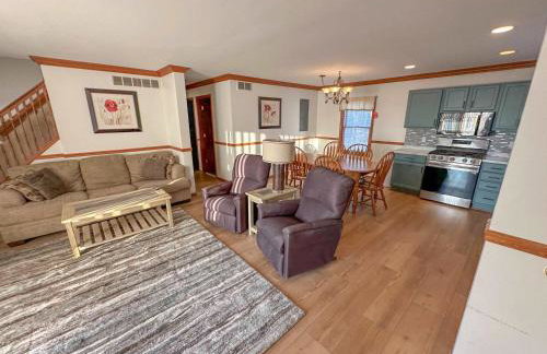 Spacious 4BR Lakefront Cottage - Perfect for Groups - Foto 8