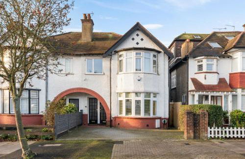 Newly Refurbished 2 Bed Flat - Photo 57