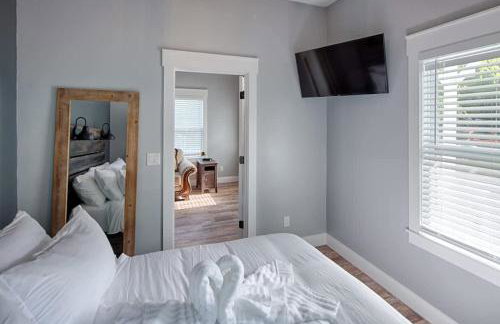 Quaint Cottage with Private Pool-Walk to Everything - Foto 18