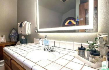 Forest Home with Deck, EV Station, King Beds - Foto 6