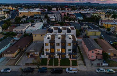 Luxury Modern 4 Bedroom 4 Bathroom Home with Rooftop Deck #4 - Foto 47