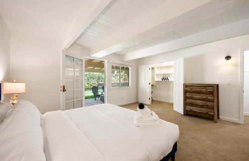 Scout's Lakehouse Retreat by Colby & Conrad - Foto 31