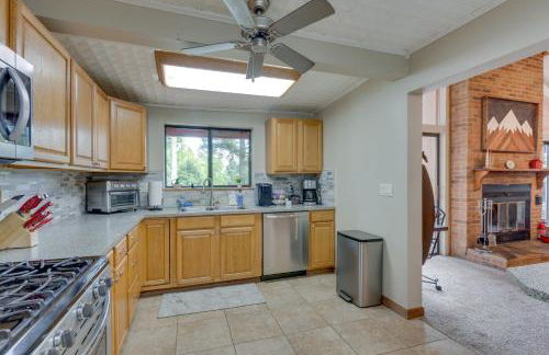 Expansive Angel Fire Home with Indoor Hot Tub! - Foto 10