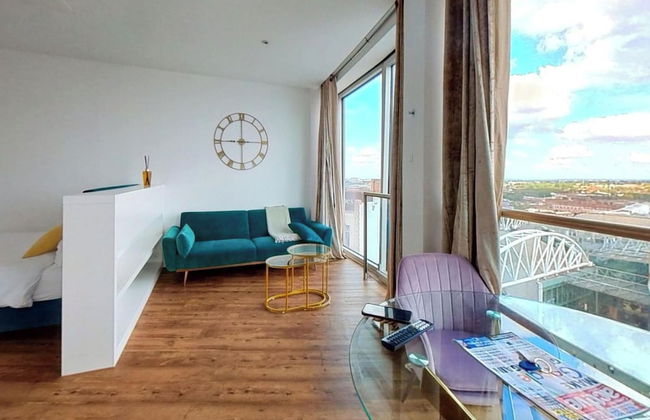 1 Bed City Studio Sleeps 3 - Wifi, Views - Photo 1