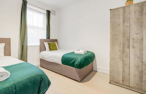 Spacious House in North London, very close to train station and bus stops, near Tottenham Stadium & lots of parking - Photo 8