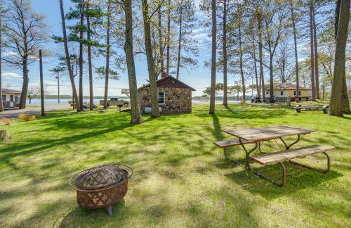 Rustic Cabin with Fire Pit, Steps to Sand Lake! - Foto 1