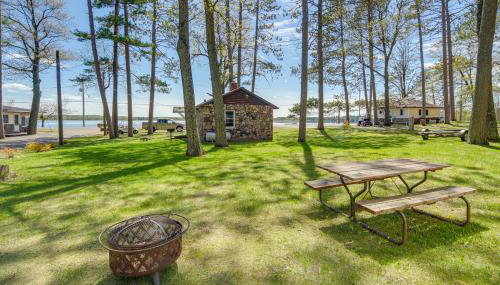 Rustic Cabin with Fire Pit, Steps to Sand Lake! - Foto 1