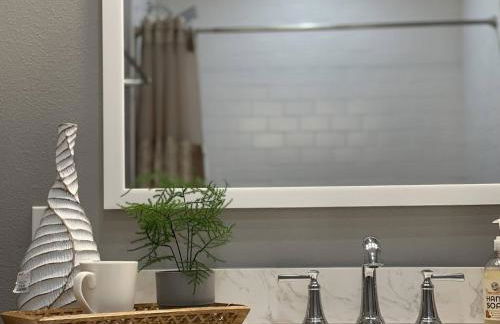 Airy Modern 2BR/2BA - Parking + Laundry + Sleep 6 - Foto 8