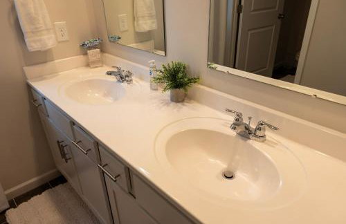 Holistic Campus Rental, LLC - Private Bedrooms in Shared Home with Shared Kitchen - Foto 36