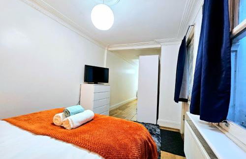 Spacious & Cosy 2 Bedroom Home plus 2 Sofa-beds with Private Entrance and Back Patio, 3 min walk to Earl's Court Station - Photo 29