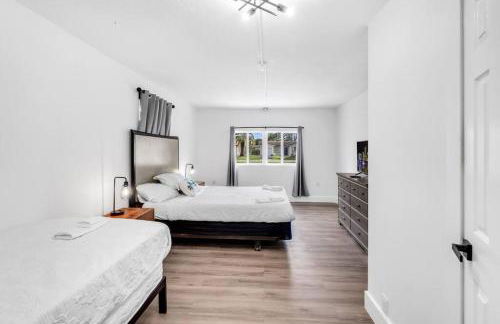 Spacious 5 Bedroom Heated Pool and Hot Tub, 12 minutes to the Beach - Foto 22