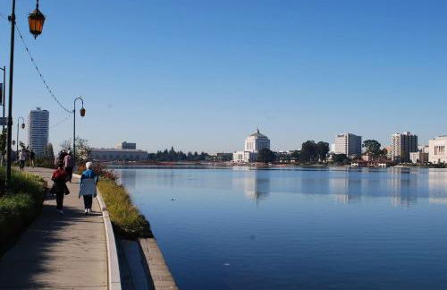 Oak Manor - Chic & Stylish 2BR Apartment Retreat - Photo 60