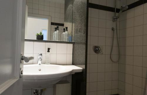 Penthouse in Villa am Wasser + Parken + WLAN + Netflix +Kamin - Foto 18