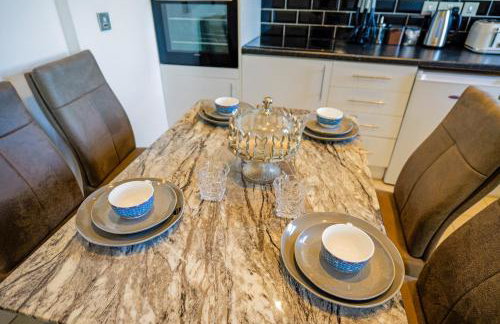 Zeenat Central Bury - Modern 2BR with Free Parking Sleeps 6 - Foto 21