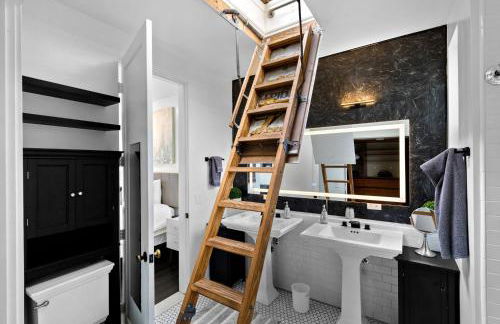 City Lights and Rooftop Nights by Rather Be Properties - Foto 57