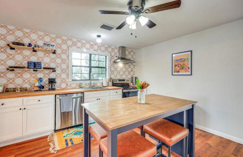 Walk to Main Street Cottage with Deck in Bandera! - Foto 7