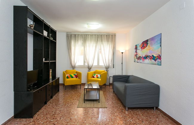 Spacious & Quiet 4 Bedroom Apartment - Photo 1