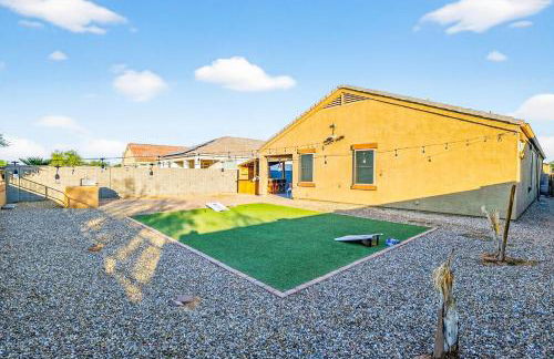 Tropical Desert Oasis Phoenix 5BR 3Bath with Outdoor Tiki Bar & BBQ - Photo 35