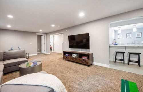 Mid-Mod Marvel Central Game RmWet Bar Patio - Foto 16