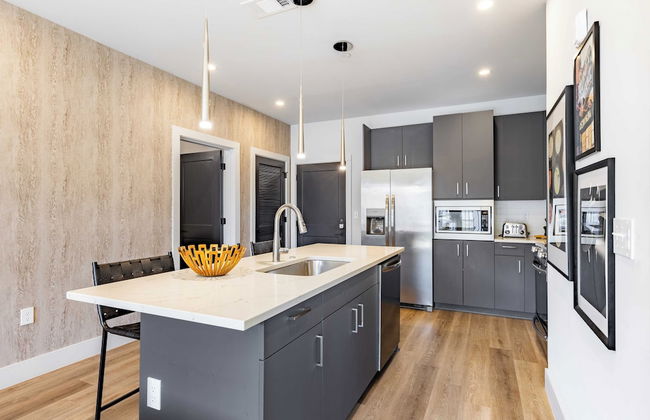 Sleeps 18 3 Modern Midtown Apartments w/ Gym + Pool Walkable to Shops & Eats - Foto 30