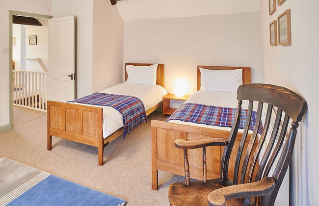 Host Stay Penrheol Farmhouse - Photo 5