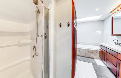 Private Pond and Indoor Pool Grand Arlington Villa! - Foto 25