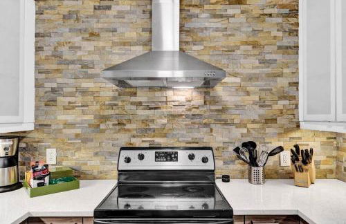 Heated pool, parking, 5 min walk to food and fun! - Foto 12