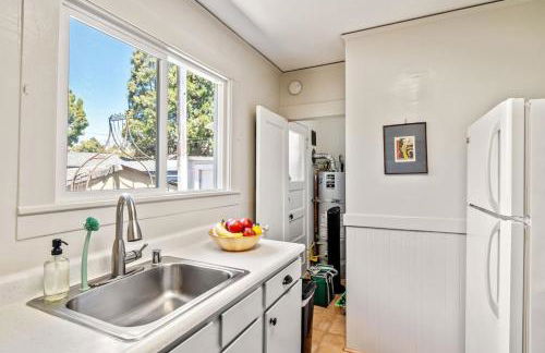 Refined and Roomy 1BD House with Laundry - Foto 28