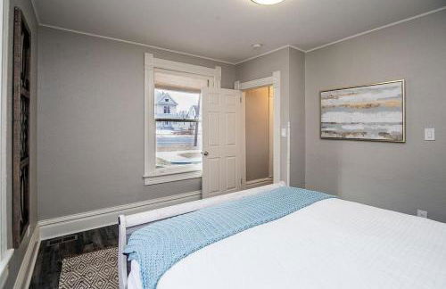 Couples Getaway | Walk to Unc | Free Cruiser Bikes - Foto 28