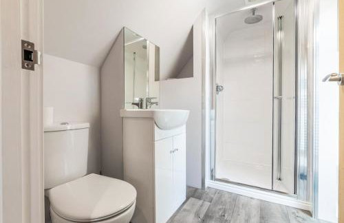 Beautiful new apartment with sheltered parking - Photo 5