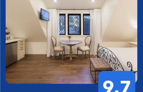 New Tudor Cottage one block from Chico State and downtown with private garage - Foto 1