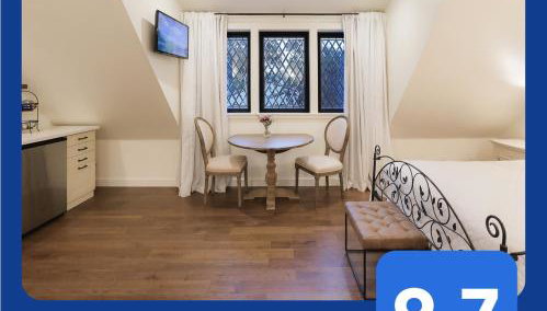 New Tudor Cottage one block from Chico State and downtown with private garage - Foto 1